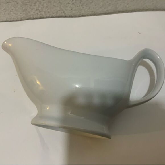 CORDON BLEU GRAVY BOAT CERAMIC WHITE SOLID SERVING HANDLE SPOUT VINTAGE - Picture 4 of 7